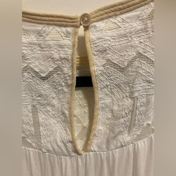 WILFRED Aritzia embroidered white tank. - Picture 3 of 7